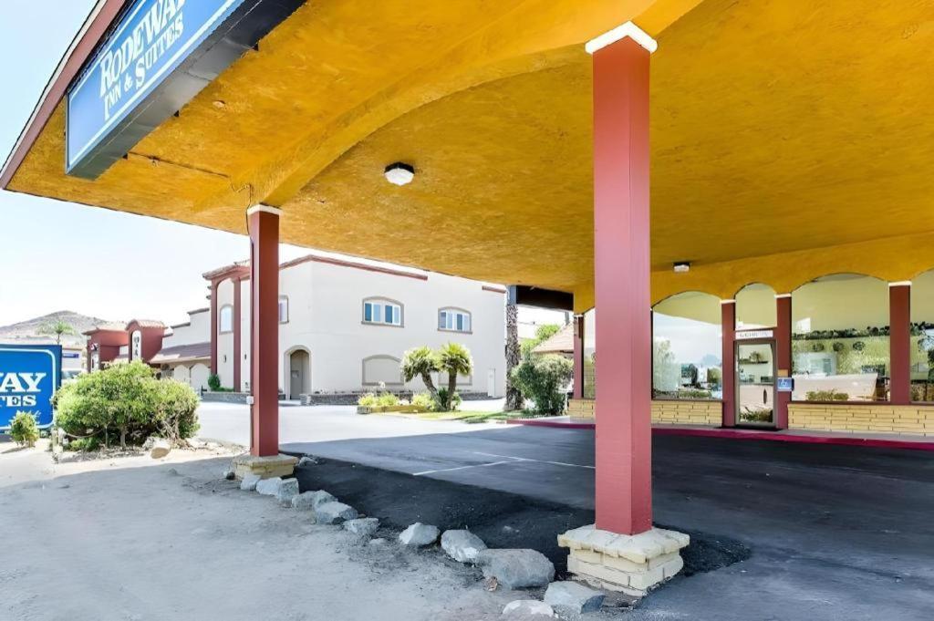 Rodeway Inn & Suites Canyon Lake-Menifee West Exterior photo